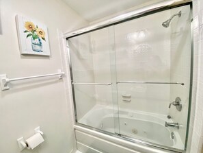 Douche, baignoire à jets, sèche-cheveux, serviettes fournies