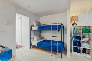 3 bedrooms, internet, bed sheets