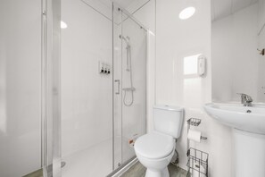 Dusche, Haartrockner, Handtücher