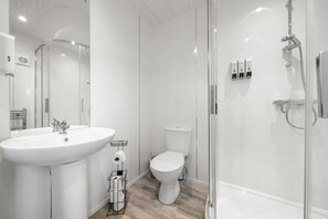 Ducha, secador de pelo y toallas