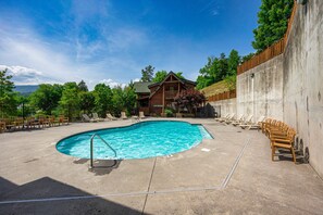 Outdoor pool - A Very Merry Family Getaway: Games, Views & Holiday Magic in the Smokies! (Sevierville)