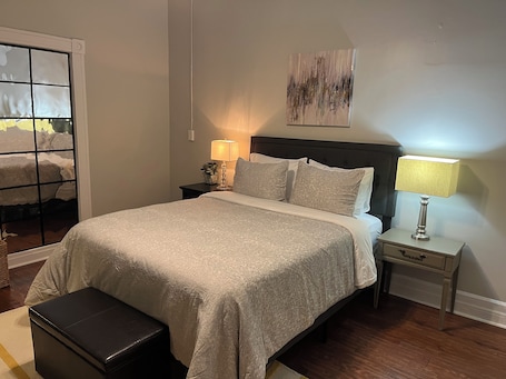 2 bedrooms, iron/ironing board, WiFi, bed sheets. 2 Rooms -2 Queen Beds Apartment in pleasant Richmond with AC, WiFi