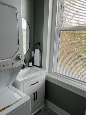 مجففات شعر، مناشف، صابون، ورق حمّام