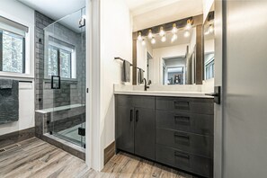Shower, hair dryer, towels - Misty by Tahoe Getaways - Luxury Remodeled Cabin Pet Friendly w/ Private Beach HOA (Tahoe City)