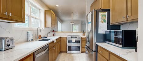 Réfrigérateur, micro-ondes, four, plaque de cuisson