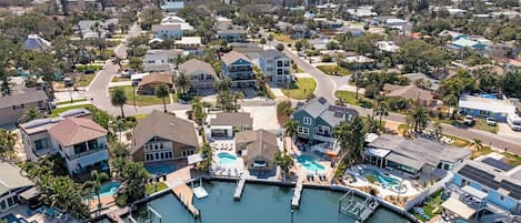 Alberca al aire libre y alberca climatizada