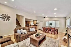 Televisor, llar de foc, biblioteca musical i videoteca