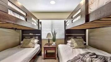 3 slaapkamers, een strijkplank/strijkijzer, wifi, beddengoed