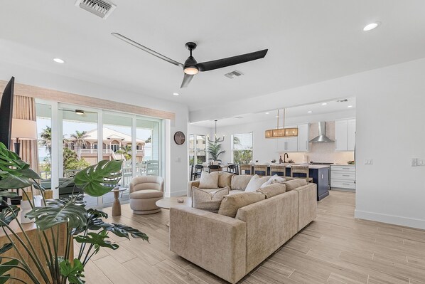 Smart TV, ping pong - Prime Location, Heated Pool, Game Room - FMB- Beach Please - Roelens (Fort Myers Beach)