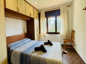 2 bedrooms, iron/ironing board, Internet, bed sheets