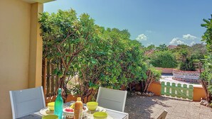 Outdoor dining - Parc de la Mer by Interhome (Le Barcarès)