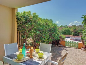Outdoor dining - Parc de la Mer by Interhome (Le Barcarès)