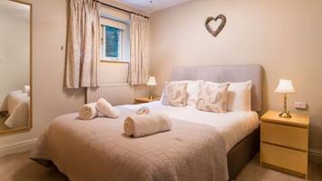 1 slaapkamer, een bureau, een strijkplank/strijkijzer, wifi