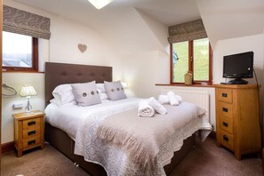 4 bedrooms, desk, iron/ironing board, WiFi