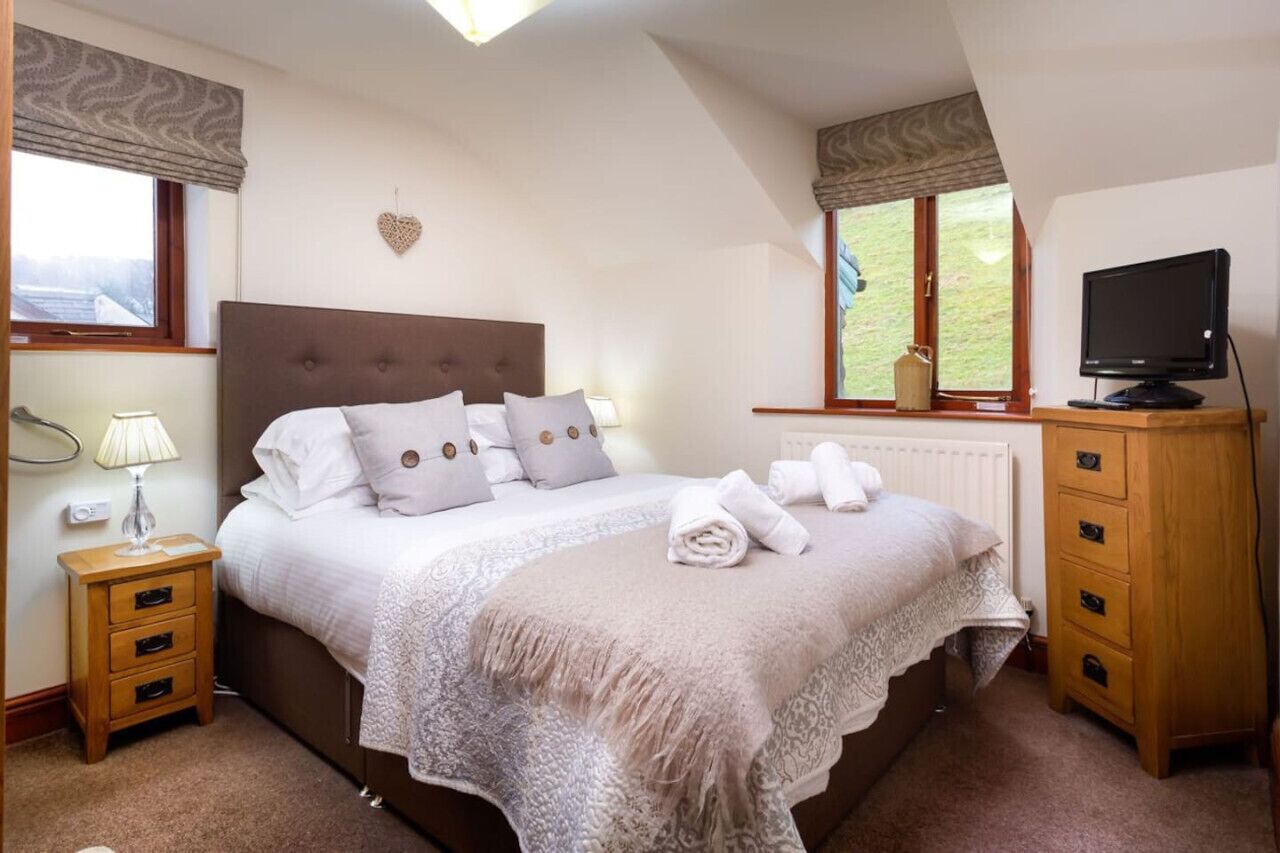 4 bedrooms, desk, iron/ironing board, WiFi