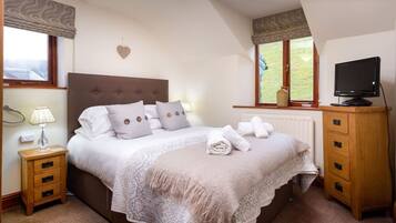 4 bedrooms, desk, iron/ironing board, WiFi