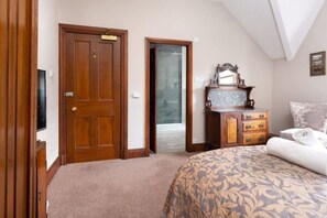 5 bedrooms, desk, iron/ironing board, travel cot