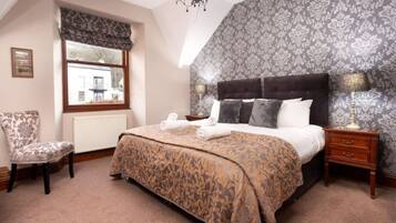 5 bedrooms, desk, iron/ironing board, travel crib
