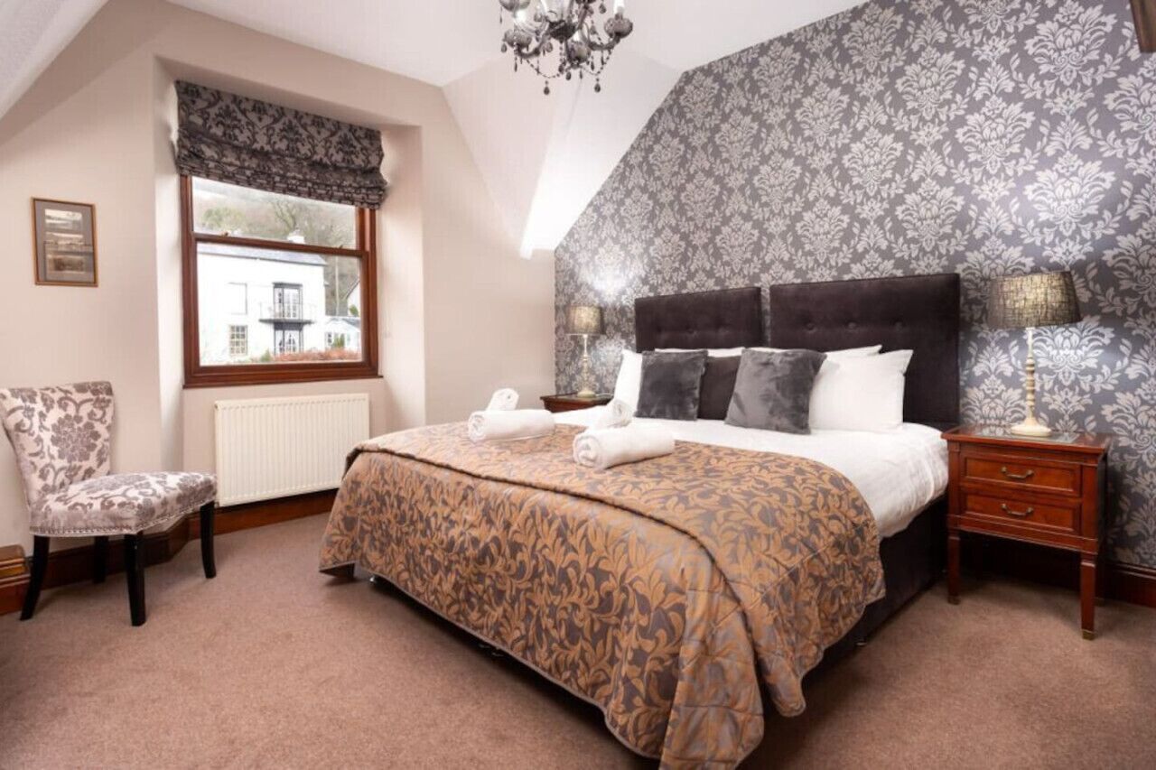 5 bedrooms, desk, iron/ironing board, travel cot