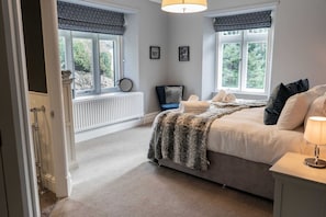 5 Schlafzimmer, Schreibtisch, Bügeleisen/Bügelbrett, WLAN
