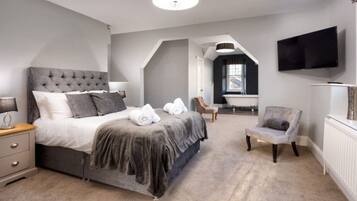 5 bedrooms, desk, iron/ironing board, WiFi