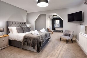 5 bedrooms, desk, iron/ironing board, WiFi