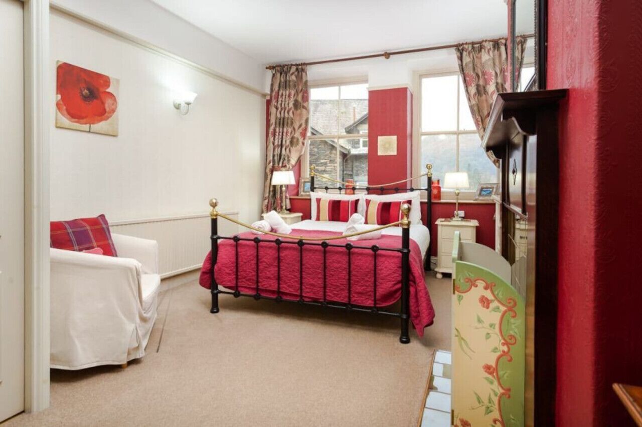 5 habitaciones, escritorio y tabla de planchar con plancha 