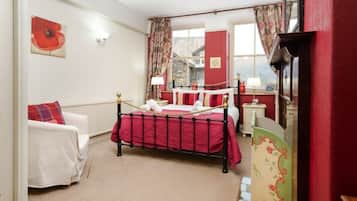 5 habitaciones, escritorio y tabla de planchar con plancha