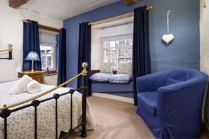 5 bedrooms, desk, iron/ironing board, travel crib