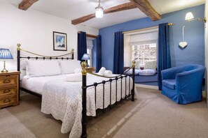 5 bedrooms, desk, iron/ironing board, travel crib