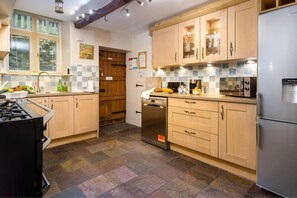 Een koelkast, een microgolfoven, een oven, een vaatwasser