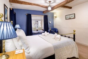 5 bedrooms, desk, iron/ironing board, travel cot