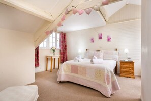 5 slaapkamers, een bureau, een strijkplank/strijkijzer, reisbedje