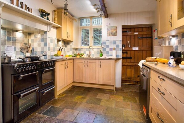 Een koelkast, een microgolfoven, een oven, een vaatwasser