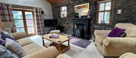 Una televisión, libros