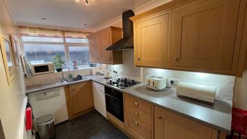 Horno, lavavajillas y periquera