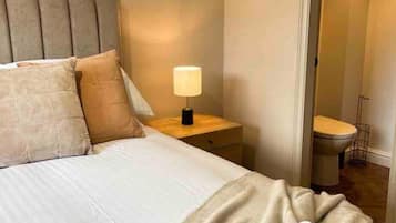 3 bedrooms, iron/ironing board, WiFi, bed sheets