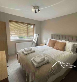 3 bedrooms, iron/ironing board, WiFi, bed sheets - Apple Tree - Central Bowness with Free Parking (Bowness-on-Windermere)