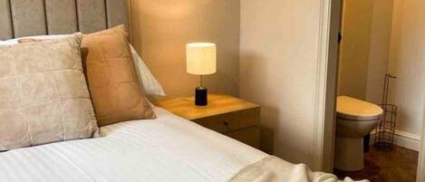 3 soverom, strykejern/-brett, wi-fi og sengetøy