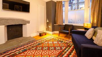 Een smart-tv en een open haard