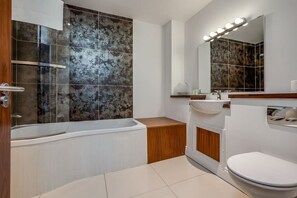 Bathroom - St Ann's Apt Modern 1-Bed Apartment in Belfast’s Cathedral Quarter – Sleeps 4 (Belfast)