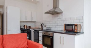 Private kitchen - The Spire Apt - Spacious 2-Bed City Centre Apt – Sleeps 5 | Cathedral Quarter Location (Belfast)