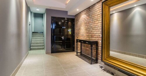 The Spire Apt - Spacious 2-Bed City Centre Apt – Sleeps 5 | Cathedral Quarter Location