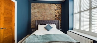 Little Italy Apt- Stylish 1-Bed Apt in Belfast City Centre – Sleeps 4 | Cathedral Quarter Location