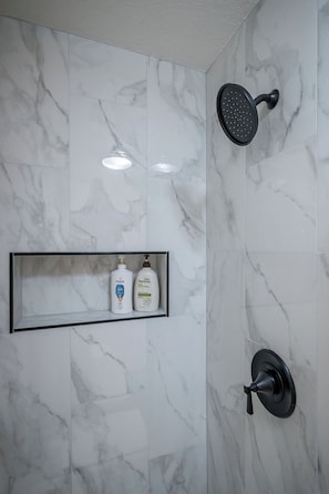 Asciugacapelli, asciugamani, sapone, shampoo