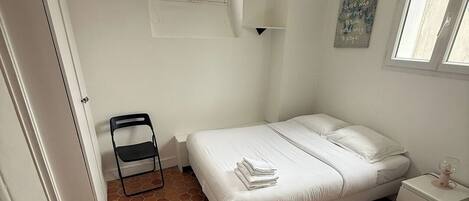 1 soverom, skrivebord, strykejern/-brett og reiseseng for barn