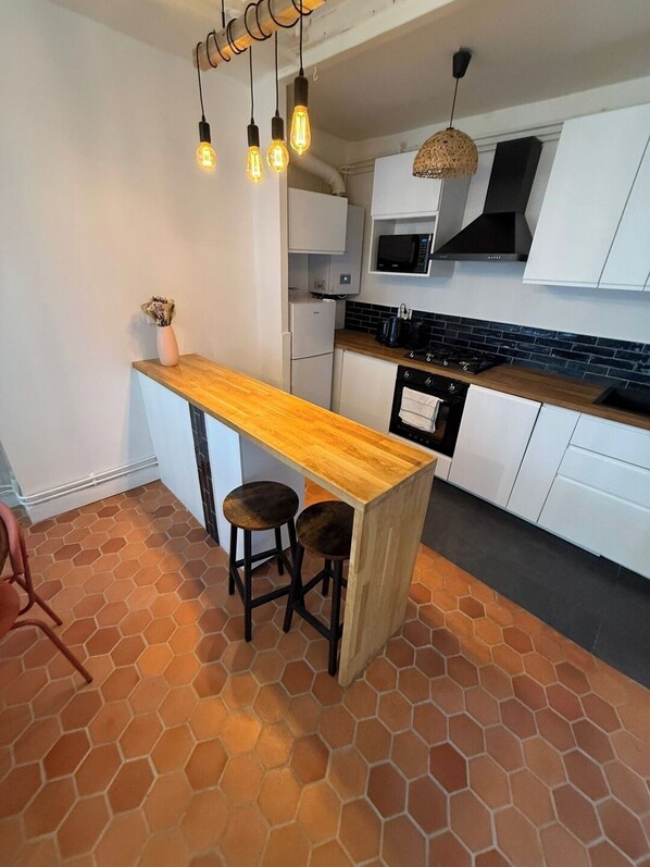 Kühlschrank, Mikrowelle, Ofen, Herdplatte