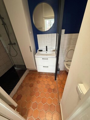 Sèche-cheveux, serviettes fournies