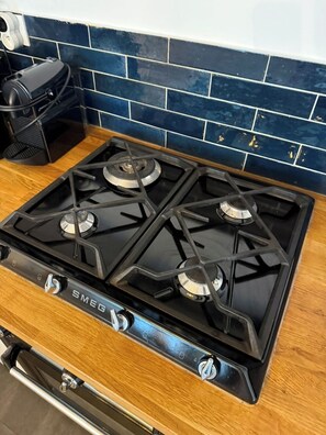 Fridge, microwave, oven, stovetop - BnBNook - Charming 1BR near Place de la Bastille and Le Marais (Paris)