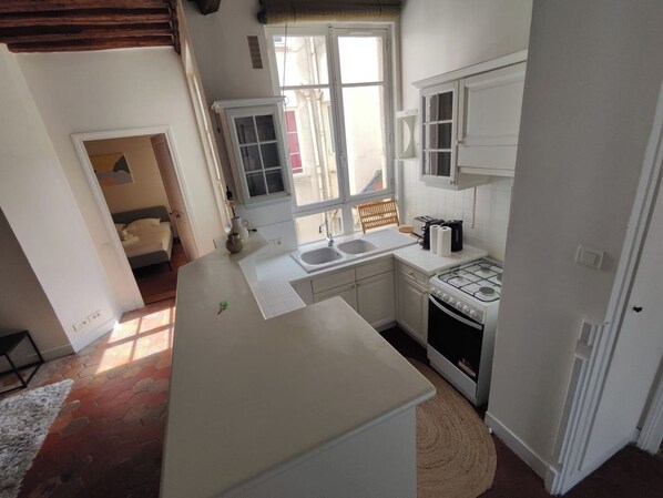 Fridge, oven, stovetop, coffee/tea maker